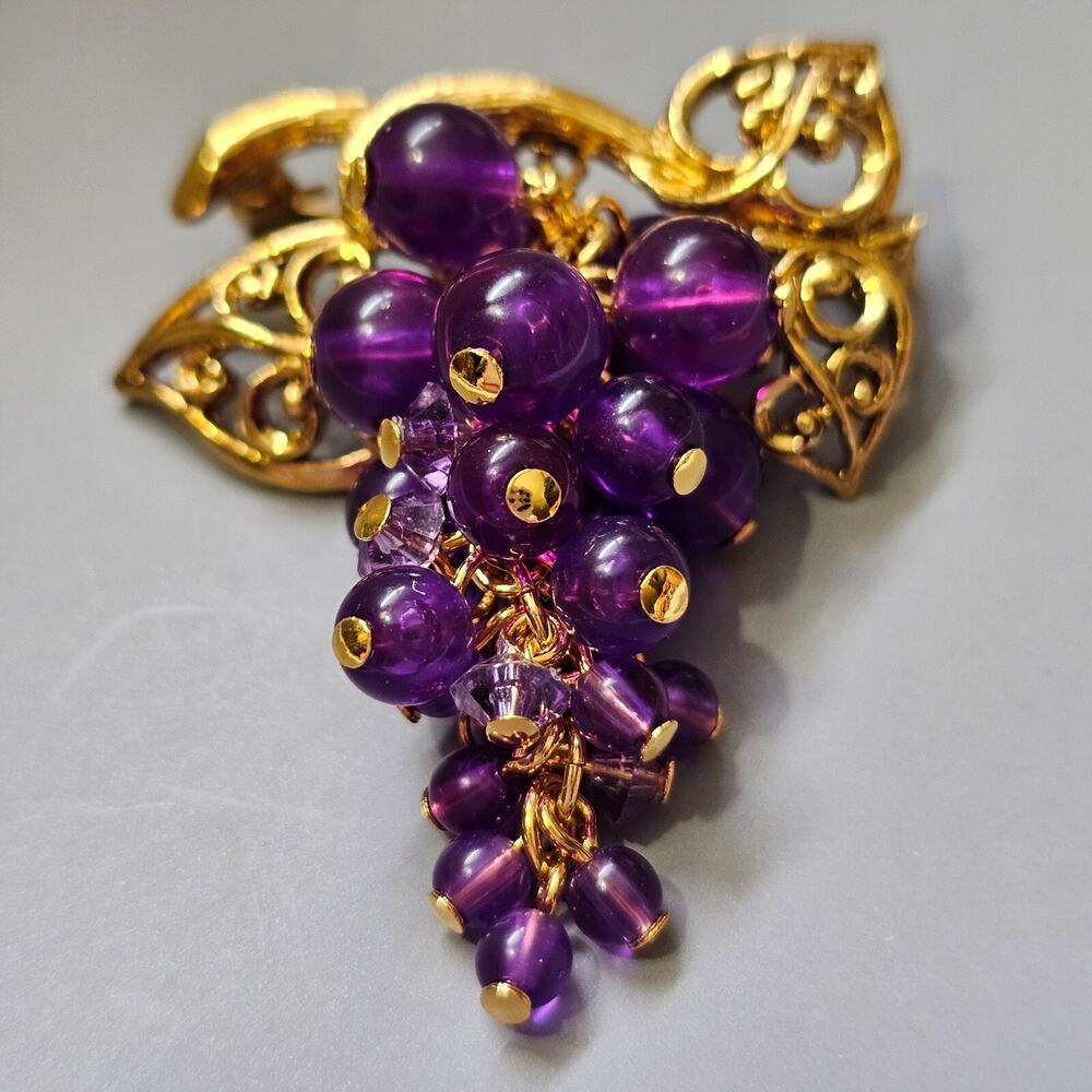 Avon FALL GRAPES Cluster Brooch Lapel Pin Goldtone 1993 Vintage